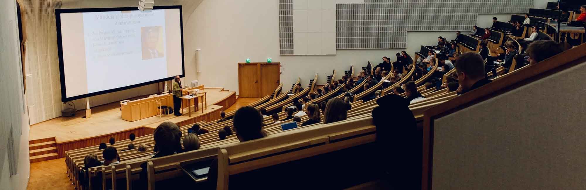  students listen to the lecture in the lecture hall